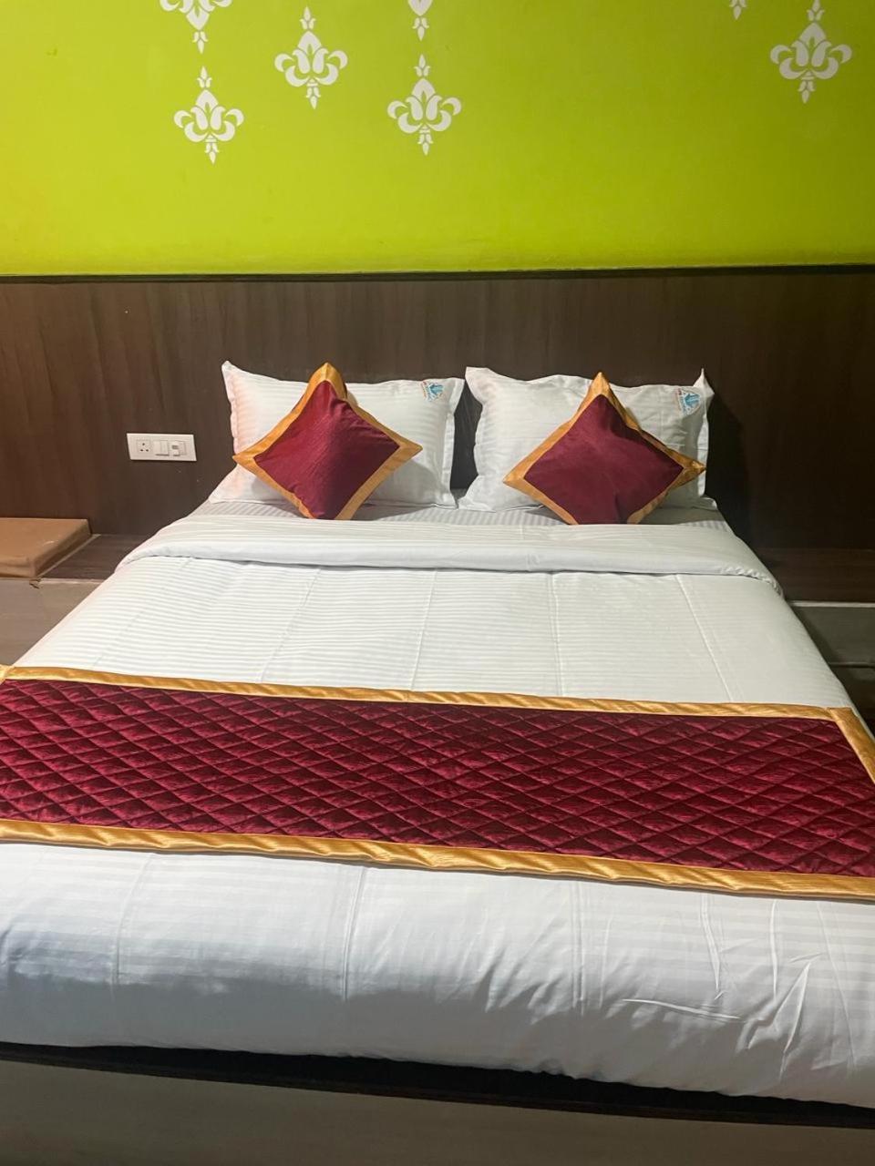 Ooty Vpr Residency Hotel Buitenkant foto